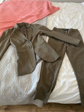 RW&CO. Olive Green Women's Blazer and Pant Suit